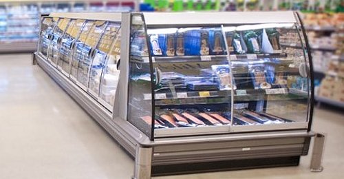 Halbhohes Kühlregal mit ShapeFlex Curve Isolierglasschiebetüren für halbhohe Kühlregale mit anmutender Darbietung der Produkte im Supermarkt